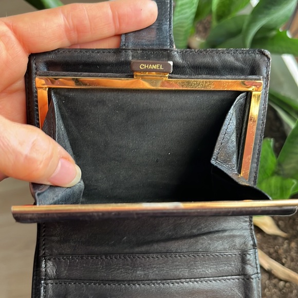 Chanel classic short kiss lock caviar wallet - Picture 3 of 14